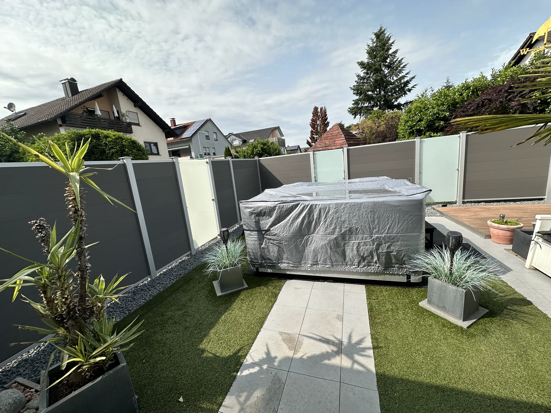 Garten mit Whirlpool, Sichtschutz und Bepflanzung